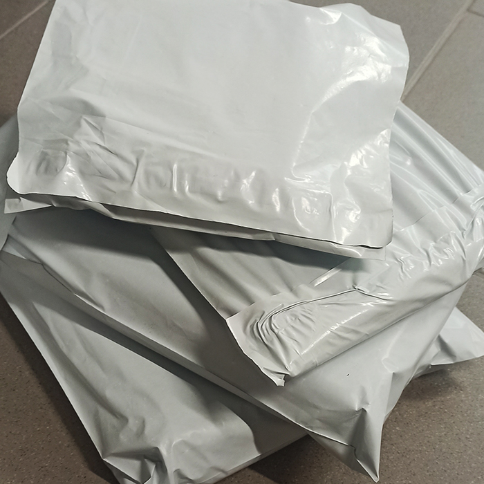 Vêtement emballé dans une pochette plastique